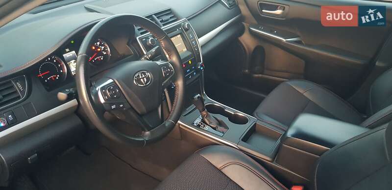 Седан Toyota Camry 2016 в Киеве