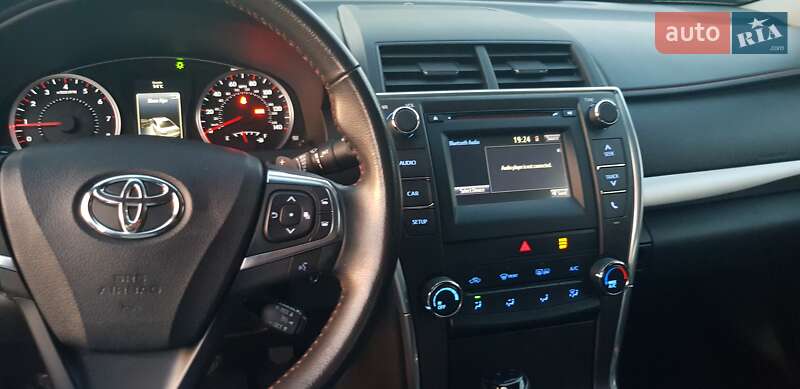 Седан Toyota Camry 2016 в Киеве