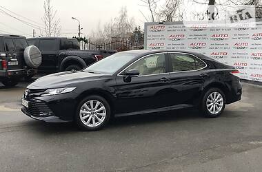 Седан Toyota Camry 2019 в Киеве