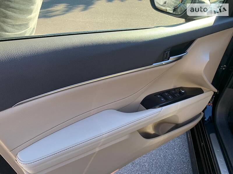 Седан Toyota Camry 2018 в Києві