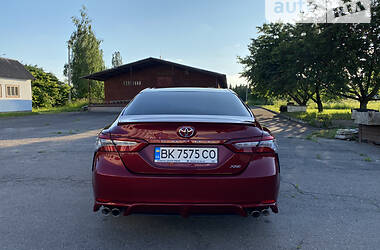 Седан Toyota Camry 2018 в Ровно