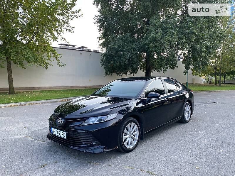 Седан Toyota Camry 2019 в Киеве