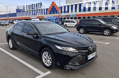 Седан Toyota Camry 2018 в Киеве