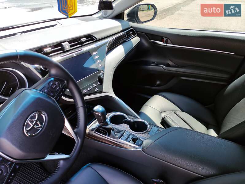 Седан Toyota Camry 2019 в Хмельницком