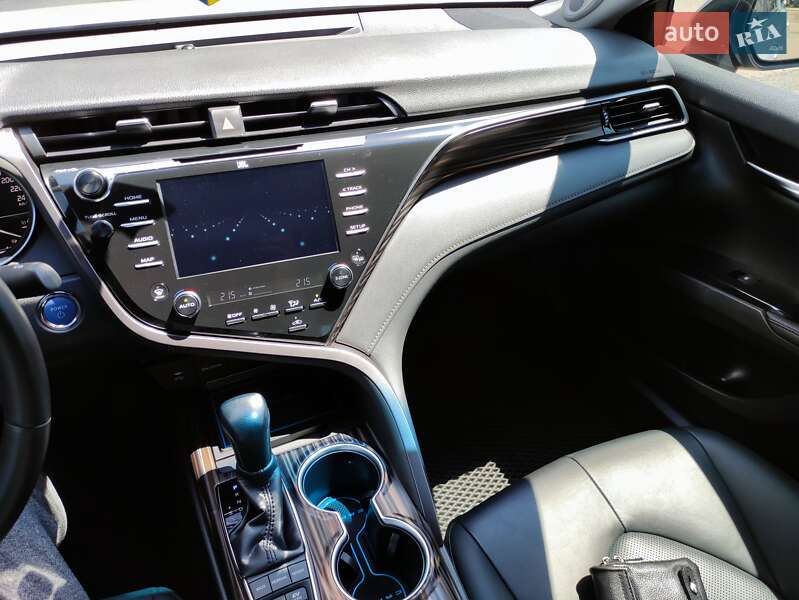 Седан Toyota Camry 2019 в Хмельницком