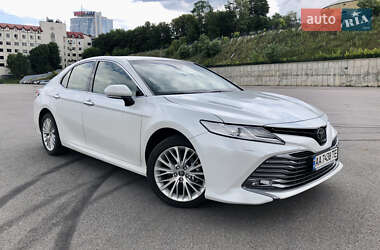 Седан Toyota Camry 2017 в Киеве