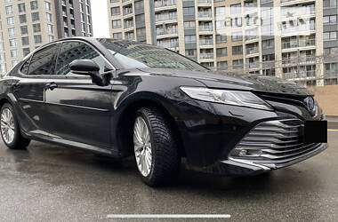 Седан Toyota Camry 2019 в Киеве