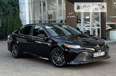 Седан Toyota Camry 2019 в Киеве