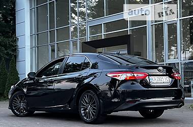 Седан Toyota Camry 2019 в Киеве