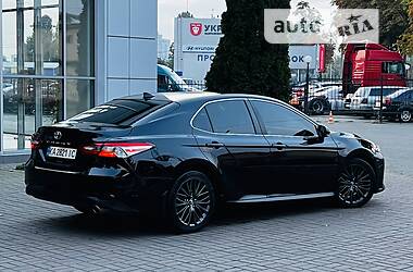 Седан Toyota Camry 2019 в Киеве