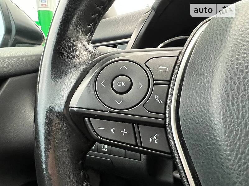 Седан Toyota Camry 2019 в Киеве