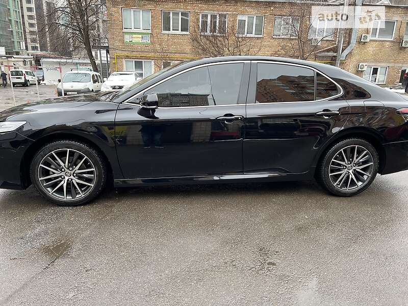 Седан Toyota Camry 2021 в Киеве