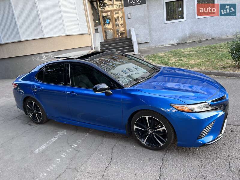 Седан Toyota Camry 2018 в Черкасах