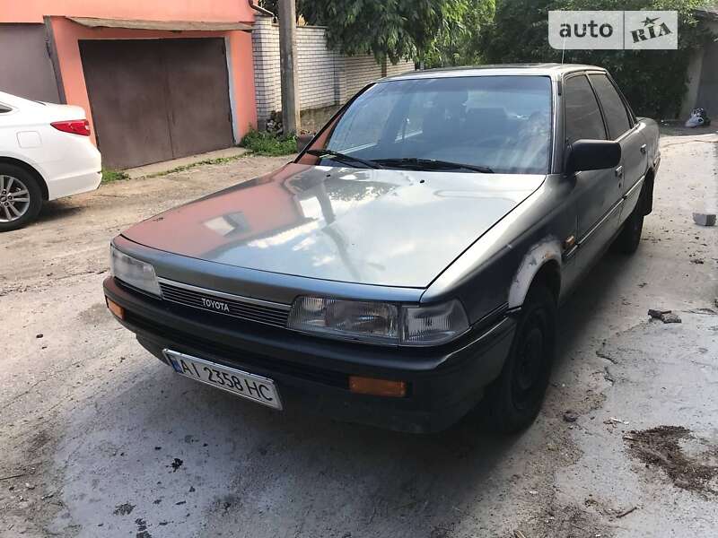 Седан Toyota Camry 1990 в Киеве