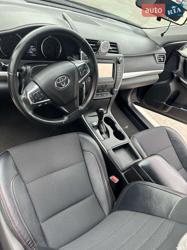 Седан Toyota Camry 2016 в Киеве