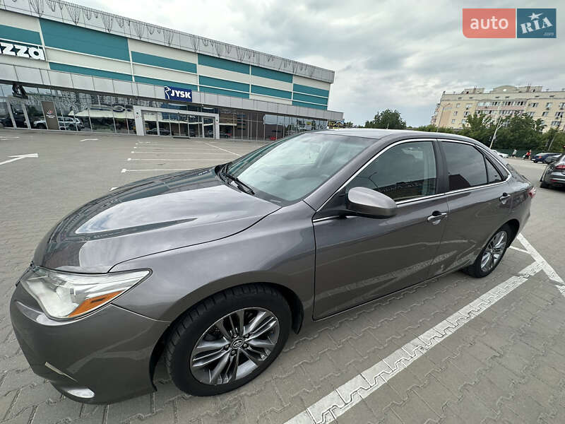 Седан Toyota Camry 2016 в Киеве