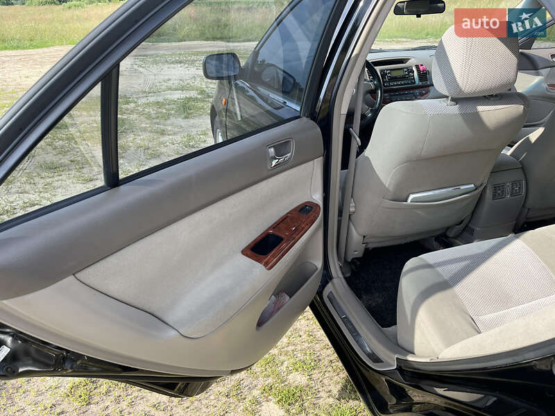 Седан Toyota Camry 2004 в Ровно