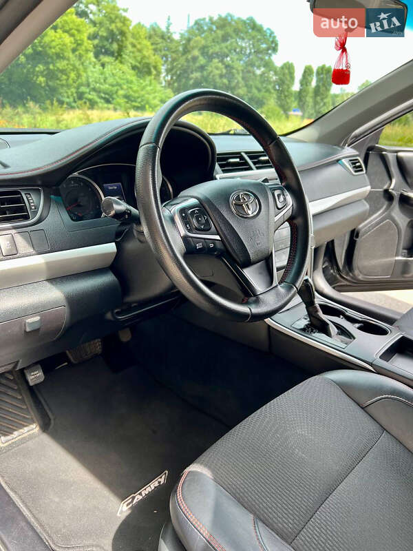 Седан Toyota Camry 2016 в Чернигове