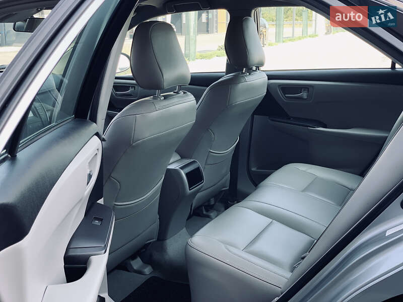 Седан Toyota Camry 2016 в Хусте