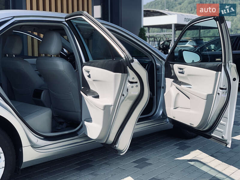 Седан Toyota Camry 2016 в Хусте