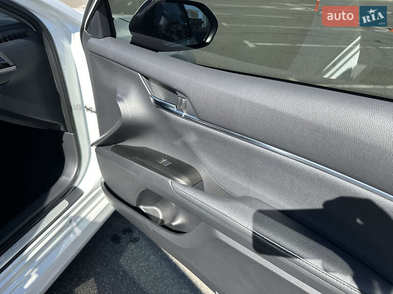 Седан Toyota Camry 2022 в Києві