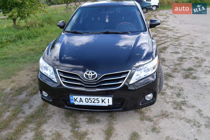Седан Toyota Camry 2010 в Глухове