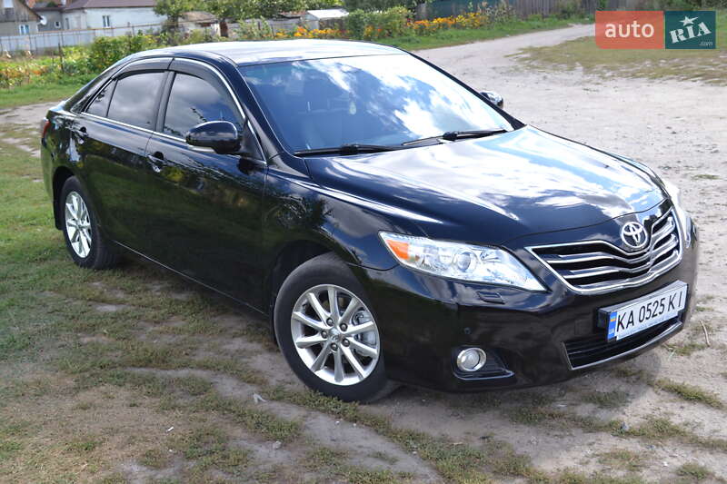 Седан Toyota Camry 2010 в Глухове