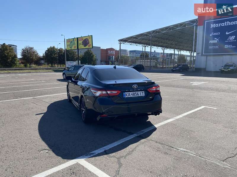 Седан Toyota Camry 2019 в Ровно