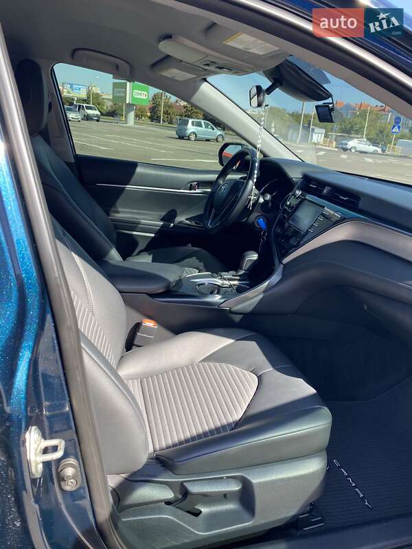 Седан Toyota Camry 2019 в Ровно