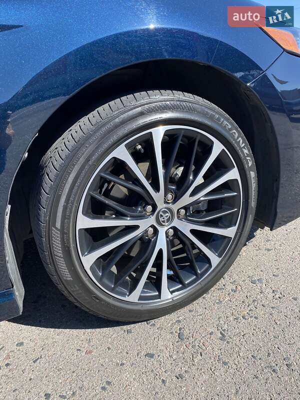 Седан Toyota Camry 2019 в Ровно