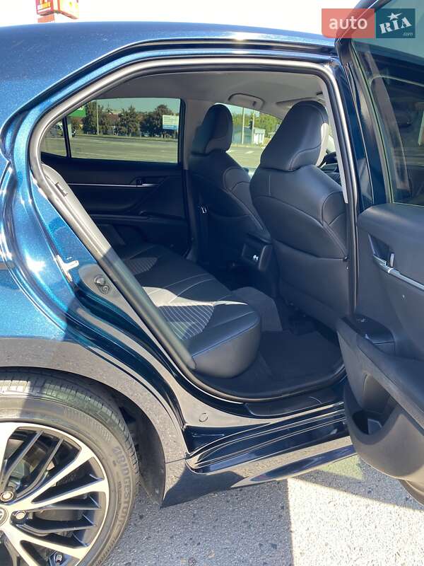 Седан Toyota Camry 2019 в Ровно
