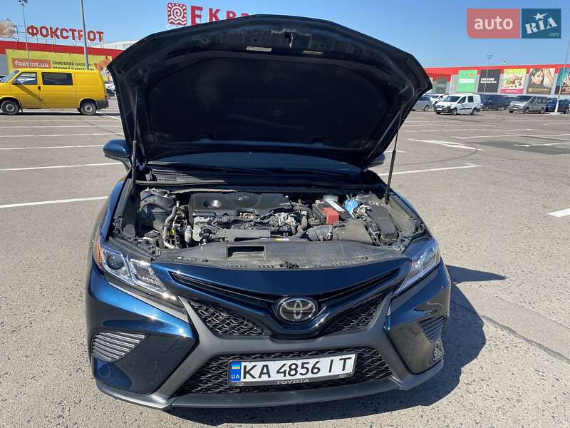 Седан Toyota Camry 2019 в Ровно