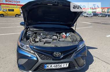 Седан Toyota Camry 2019 в Ровно