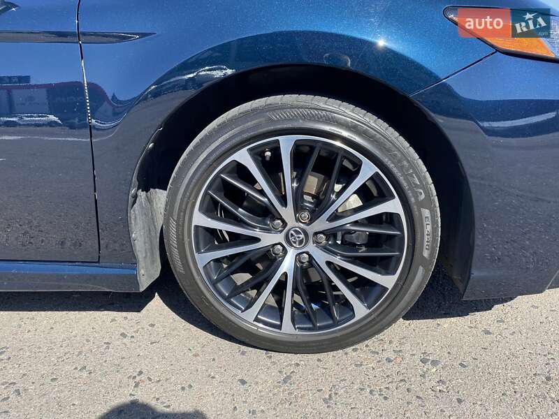 Седан Toyota Camry 2019 в Ровно