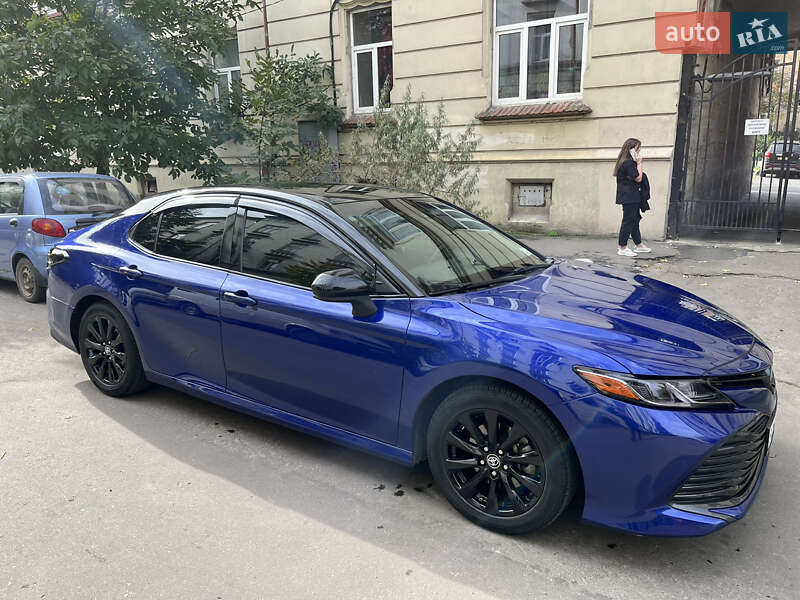 Седан Toyota Camry 2017 в Львове