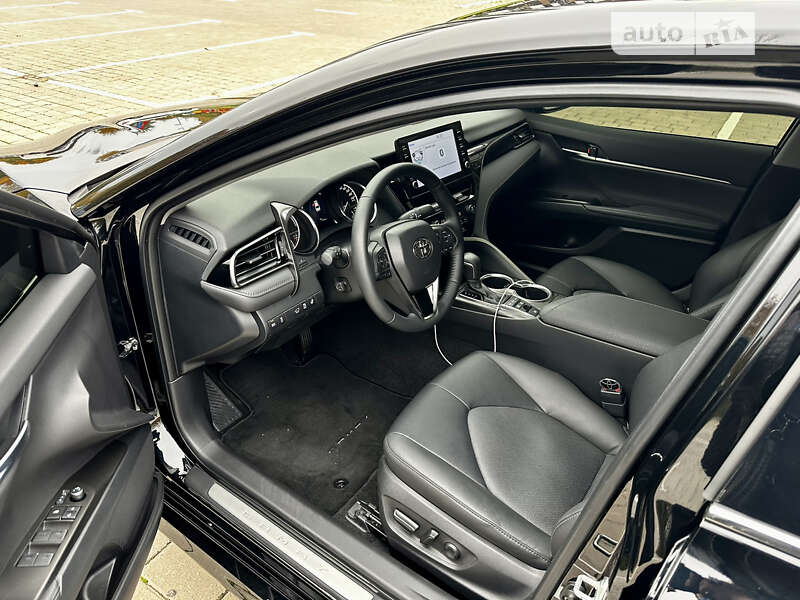 Седан Toyota Camry 2023 в Луцьку