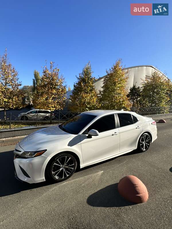 Седан Toyota Camry 2018 в Киеве