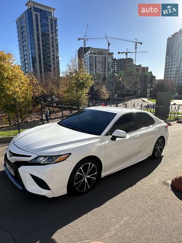 Седан Toyota Camry 2018 в Киеве