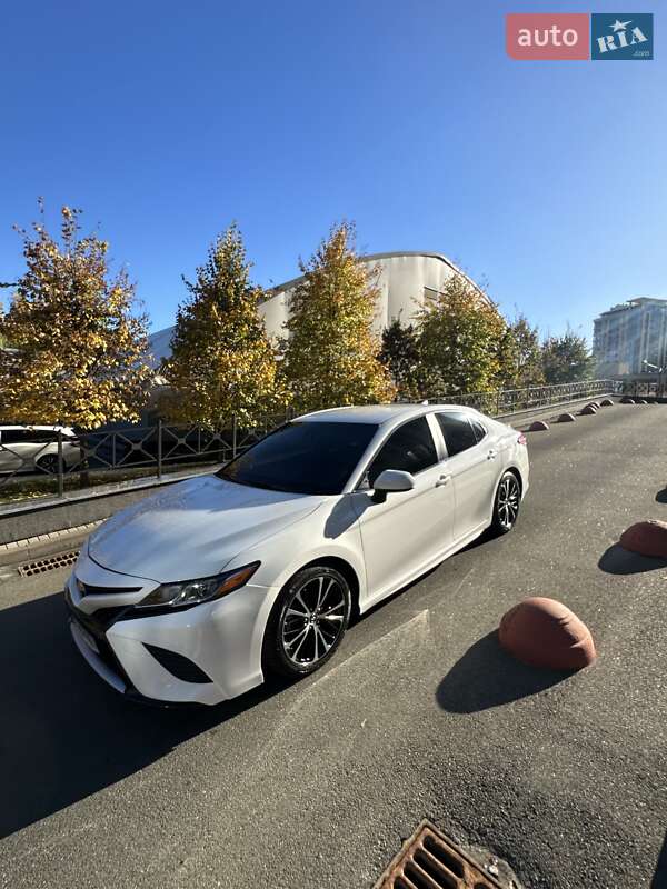 Седан Toyota Camry 2018 в Киеве