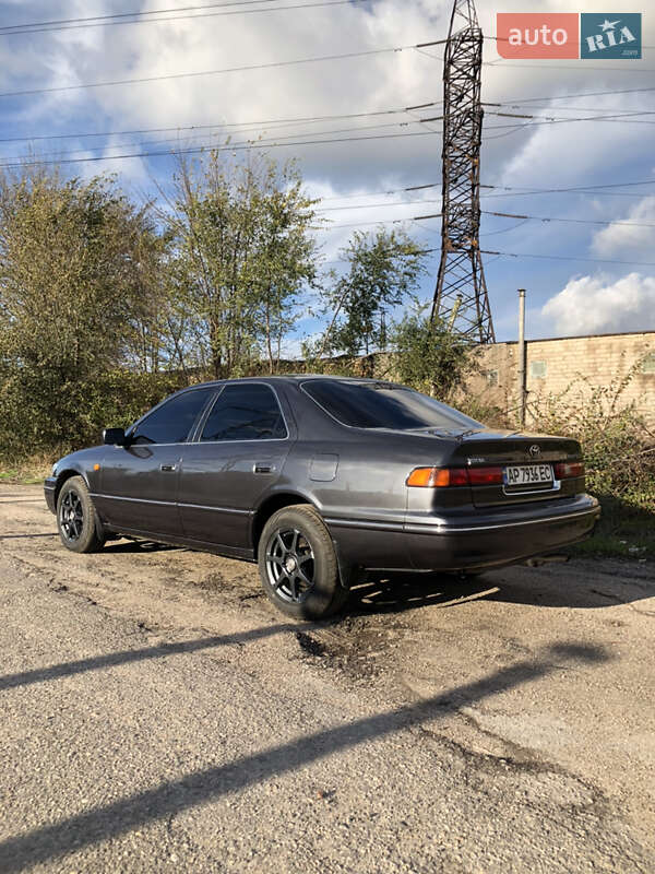 Седан Toyota Camry 1998 в Запоріжжі