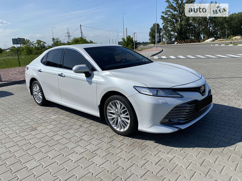 Седан Toyota Camry 2017 в Миргороде