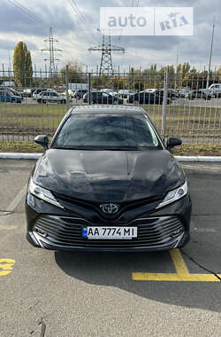 Седан Toyota Camry 2019 в Киеве