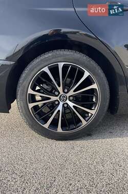 Седан Toyota Camry 2017 в 