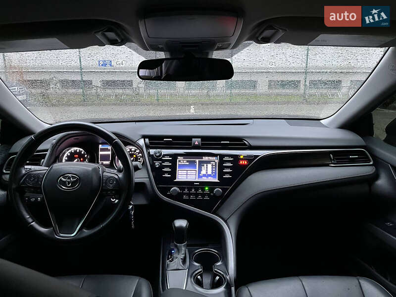 Седан Toyota Camry 2019 в Ужгороді