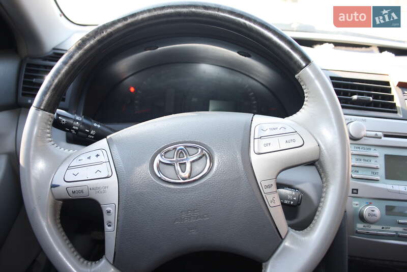 Седан Toyota Camry 2006 в Днепре