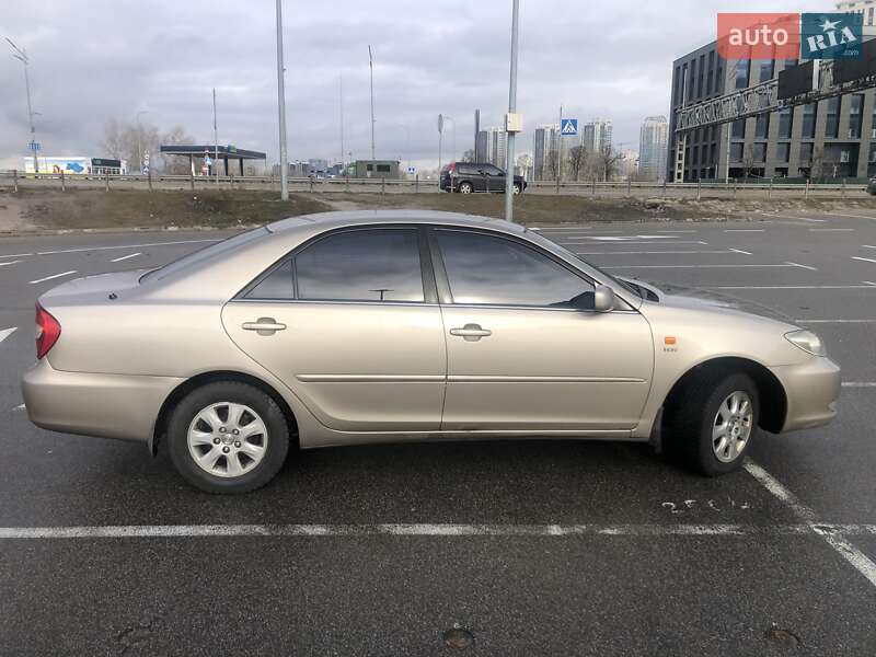 Седан Toyota Camry 2004 в Киеве