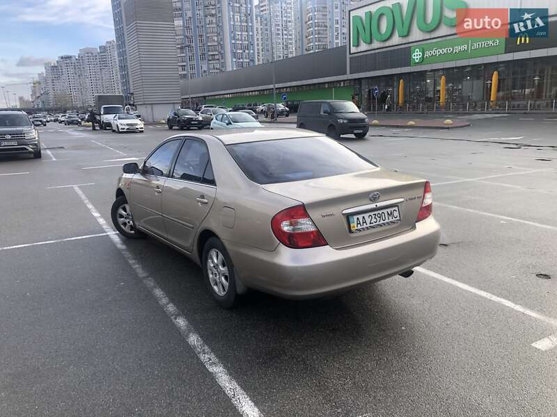 Седан Toyota Camry 2004 в Киеве