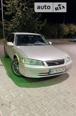 Седан Toyota Camry 2000 в Владимир-Волынском