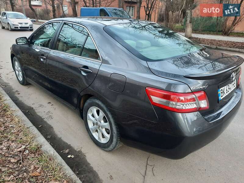 Седан Toyota Camry 2010 в Івано-Франківську