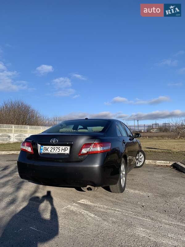 Седан Toyota Camry 2010 в Ровно